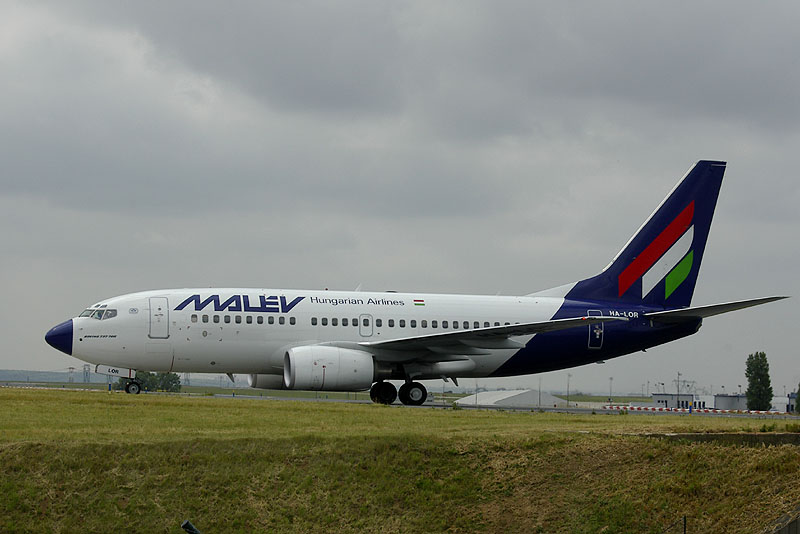 cdg06-05 Boeing 737-7Q8 HA-LOR Hongarian Airlines Malev.jpg